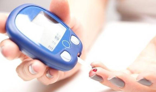 Một lần, cô gái cảm thấy toàn thân mệt mỏi, sức lực như bị rút cạn khiến cô không thể tự đi mua cơm, đành nhờ bạn cùng phòng mua giúp. Khi trở về, người bạn cùng phòng hốt hoảng phát hiện cô bất tỉnh trong phòng nên hô hoán mọi người gọi cấp cứu. Tại bệnh viện, bác sĩ xác định bệnh nhân mắc chứng tiểu đường, lượng đường trong máu quá cao. (Ảnh: ABLW)