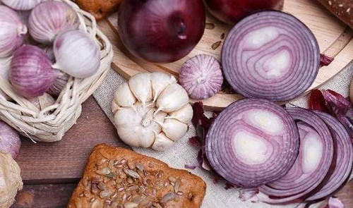 Thực phẩm chứa nhiều insulin. Các loại rau củ như mướp đắng, hành tây, dưa chuột... được đánh giá cao về hàm lượng insulin. Loại insulin trong chúng rất giống với insulin trong cơ thể người, ăn vào giúp kiểm soát lượng đường trong máu, giúp lượng đường trong máu ổn định hơn. (Ảnh: ABLW)