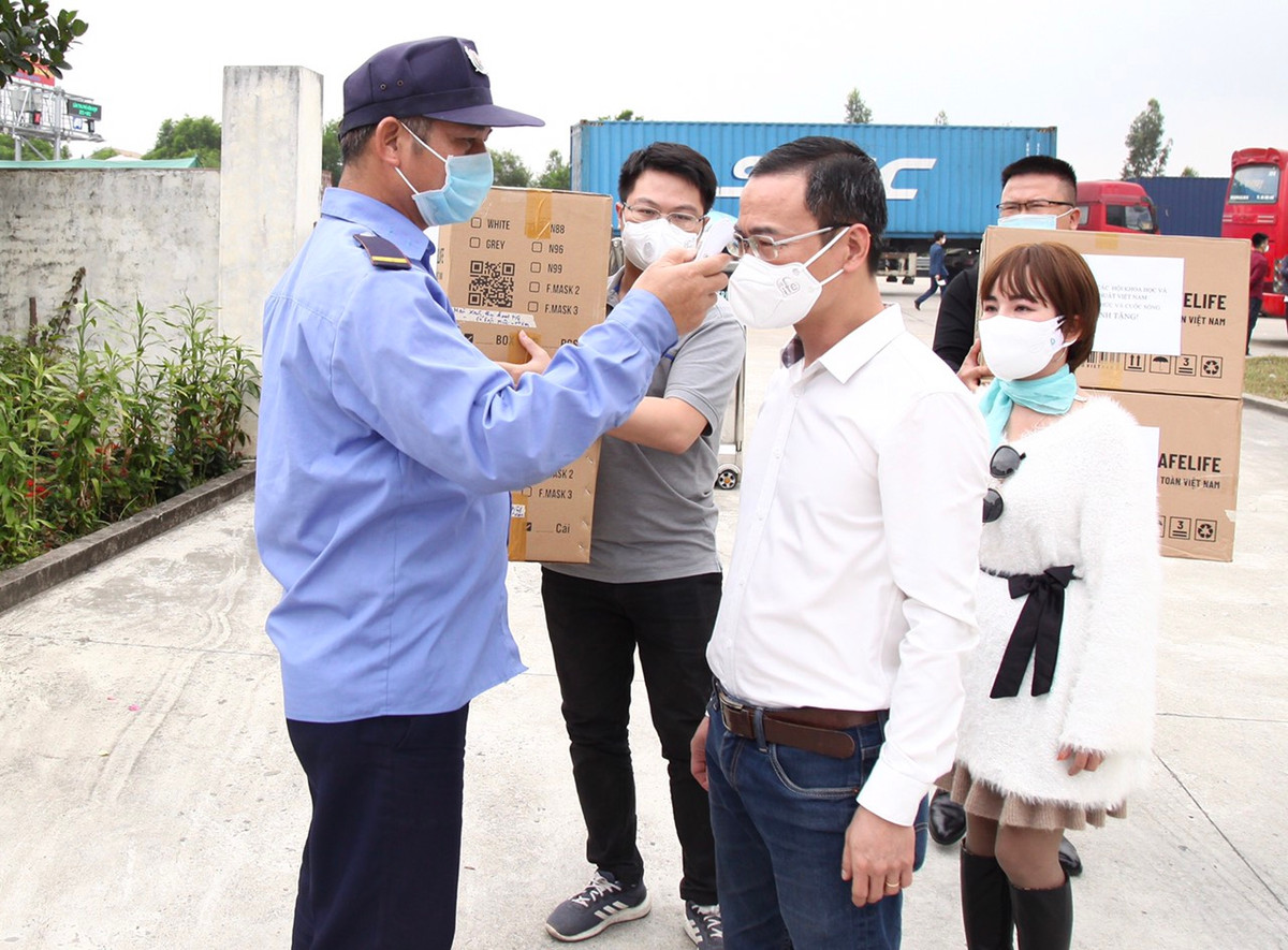 COVID-19: Chu tich VUSTA Phan Xuan Dung trao tang tinh Hai Duong vat tu y te-Hinh-10