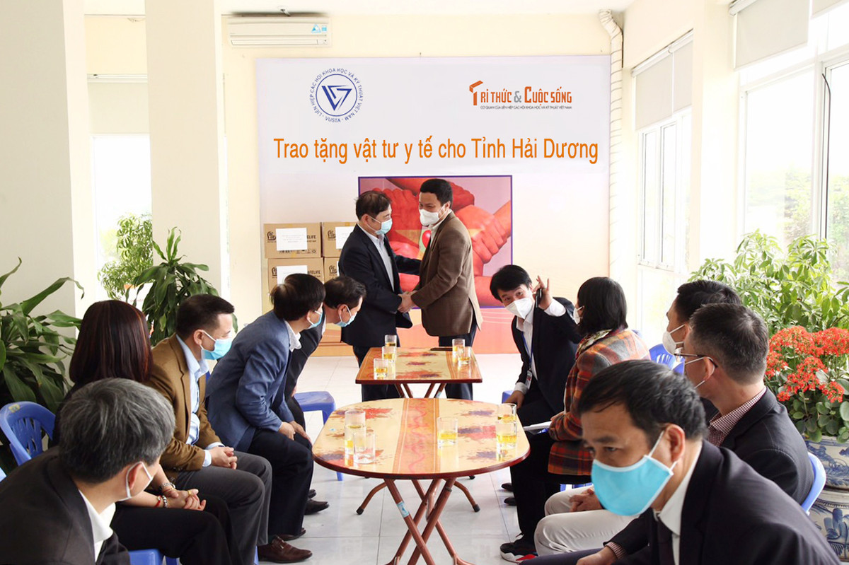 COVID-19: Chu tich VUSTA Phan Xuan Dung trao tang tinh Hai Duong vat tu y te-Hinh-2