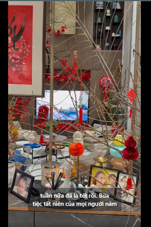 Vợ chồng Đàm Thu Trang thường tự chọn đồ trang trí, hoa tươi. Ảnh: FB Đàm Thu Trang.