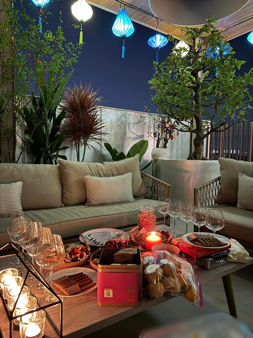 Nhóm của Đàm Thu Trang còn lên sân thượng để ăn khuya. Ảnh: FB Diệp Lâm Anh.