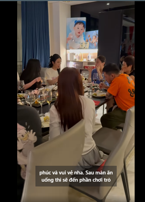 Đàm Thu Trang cùng hội bạn bè mặc trang phục thoải mái trong bữa tiệc tất nhiên. Ảnh: FB Đàm Thu Trang.