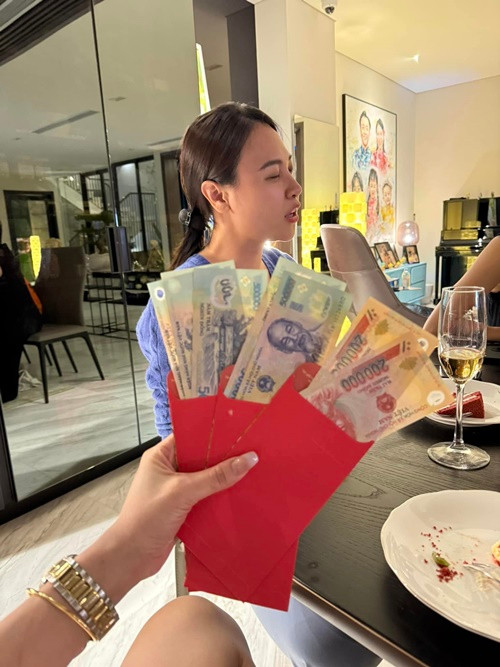 Vợ Cường Đô la tổ chức trò chơi bốc thăm lì xì. Ảnh: FB Đàm Thu Trang.