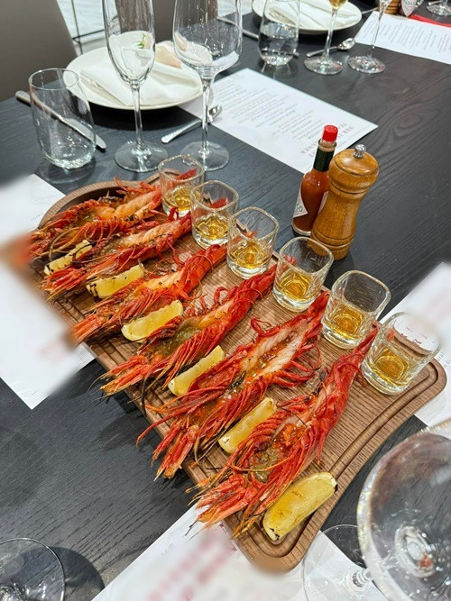 Dự tiệc tất niên, Diệp Lâm Anh khen món tôm đỏ Carabinero Tây Ban Nha rất ngon. Ảnh: FB Diệp Lâm Anh.