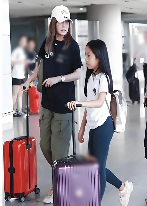 Từ năm 2021, Triệu Vy không còn hoạt động trong showbiz sau khi cô bị xóa trên các dự án cũ. Ảnh: Sohu.