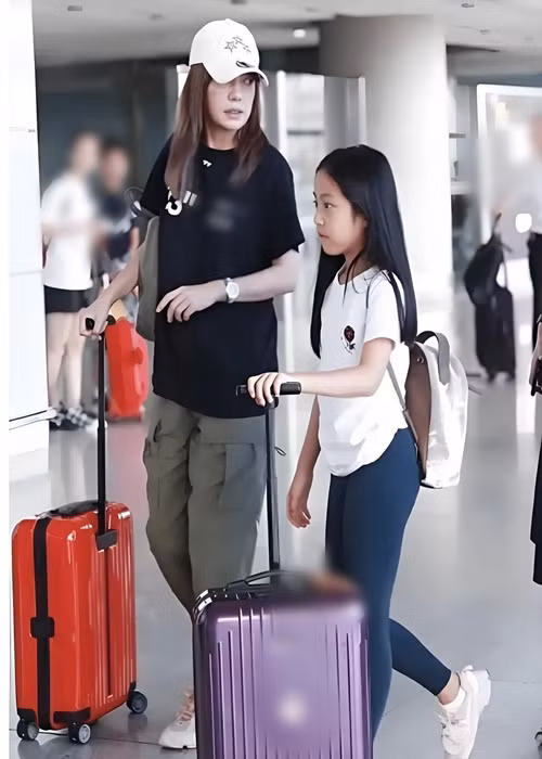 Từ năm 2021, Triệu Vy không còn hoạt động trong showbiz sau khi cô bị xóa trên các dự án cũ. Ảnh: Sohu.