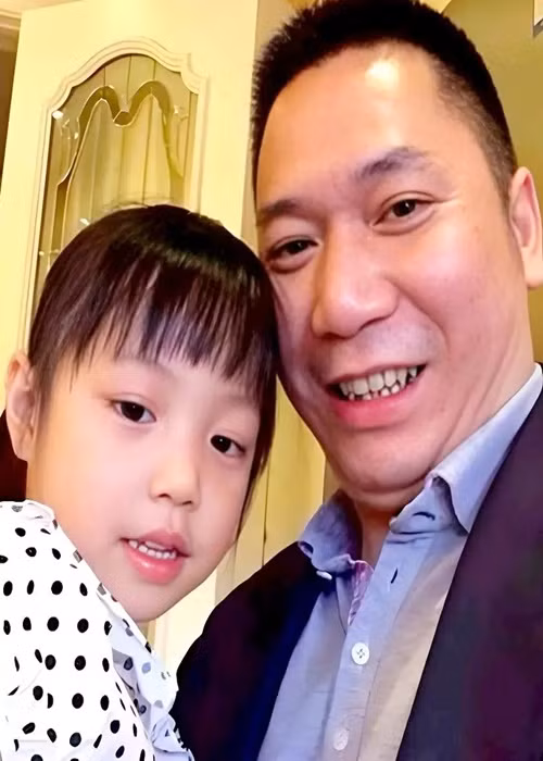 Bé Huỳnh Tân sinh ra đã "ngậm thìa vàng" bởi có mẹ là ngôi sao nổi tiếng, bố là doanh nhân thành đạt. Ảnh: Sohu.