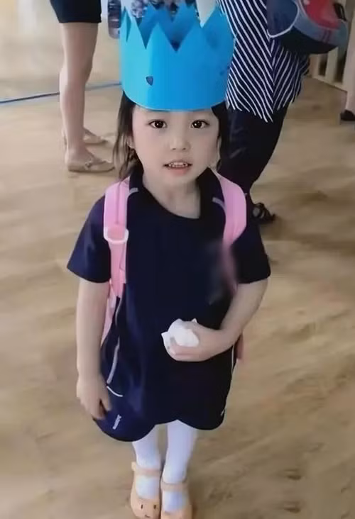 Triệu Vy và Huỳnh Hữu Long cho con gái học trường quốc tế đắt đỏ. Ảnh: QQ.