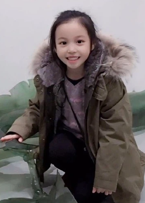 Thời gian gần đây, Triệu Vy dường như không muốn cho con lộ diện, để bé có cuộc sống bình thường như bao đứa trẻ khác, trong khi cô và chồng cũ âm thầm ly hôn vài năm trước. Ảnh: QQ.