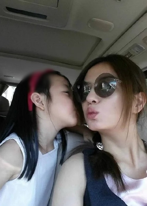 Trên mạng xã hội, Triệu Vy từng đăng tải không ít khoảnh khắc tình cảm bên ái nữ. Ảnh: Weibo.