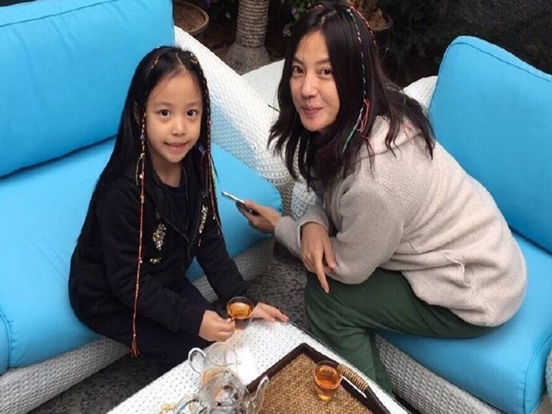 Bé Huỳnh Tân tham gia một số sự kiện cùng mẹ. Ảnh: Weibo.