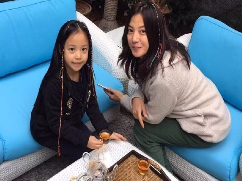 Bé Huỳnh Tân tham gia một số sự kiện cùng mẹ. Ảnh: Weibo.