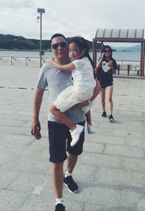 Trước khi ly hôn vào cuối năm 2024, Triệu Vy và doanh nhân Huỳnh Hữu Long có một cô con gái chung tên Huỳnh Tân. Ảnh: Sina.