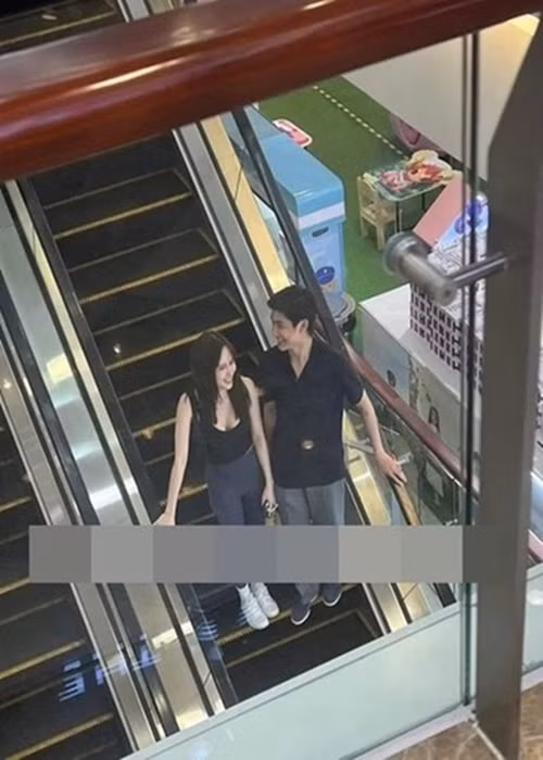 Nữ ca sĩ lộ hình ảnh tươi hết cỡ bên bạn trai kém 10 tuổi ở trung tâm thương mại tại TP HCM. Ảnh: Phụ Nữ Số.