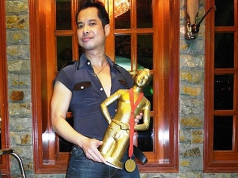 Năm 2000, Ngọc Sơn mua 1.000 cây vàng để tự đúc tượng chính mình. “Tác phẩm nghệ thuật” này được nam ca sĩ cho đặt trước cửa nhà. Tuy nhiên, bức tượng vàng Ngọc Sơn đã bị chính quyền yêu cầu di dời. Ảnh: Đời Sống Pháp Luật.