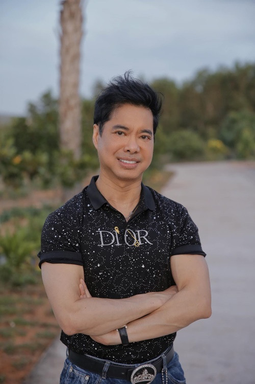 Cách tiêu tiền của Ngọc Sơn kỳ lạ. Năm 2013, nam ca sĩ tuyên bố đã mua bảo hiểm trinh tiết đời trai giá 1 triệu USD. Ảnh: FB Ngọc Sơn.