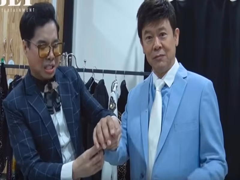 Theo Znews, năm 2019, Ngọc Sơn tháo đồng hồ 7 tỷ đang đeo trên tay tặng cho ca sĩ Thái Châu ở hậu trường ghi hình một chương trình. Đại diện phía Ngọc Sơn cho biết "không rõ chuyện này" còn đại diện ê-kíp show chia sẻ, đây chỉ là giây phút đùa vui của các nghệ sĩ. Ảnh: Znews.