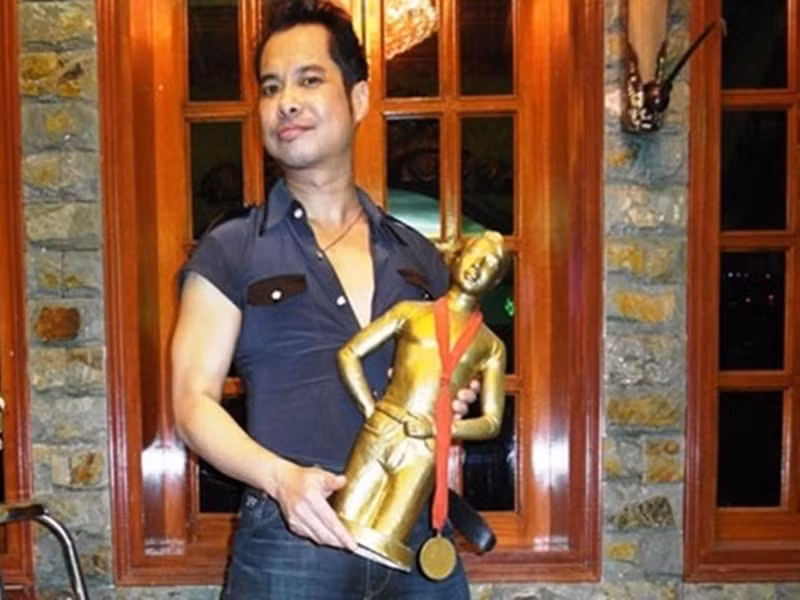 Năm 2000, Ngọc Sơn mua 1.000 cây vàng để tự đúc tượng chính mình. “Tác phẩm nghệ thuật” này được nam ca sĩ cho đặt trước cửa nhà. Tuy nhiên, bức tượng vàng Ngọc Sơn đã bị chính quyền yêu cầu di dời. Ảnh: Đời Sống Pháp Luật.