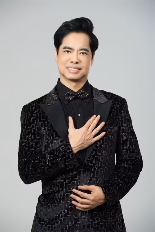 Mới đây, ca sĩ Ngọc Sơn chia sẻ trên Vietnamnet, anh nghèo nhất trong showbiz vì không có đồng nào trong tài khoản. Ảnh: FB Ngọc Sơn.