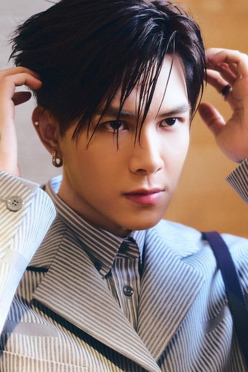 Nam ca sĩ từng gặp sự cố bởi vẻ ngoài nam tính, bảnh bao của mình. Ảnh: FB Anh Tú.