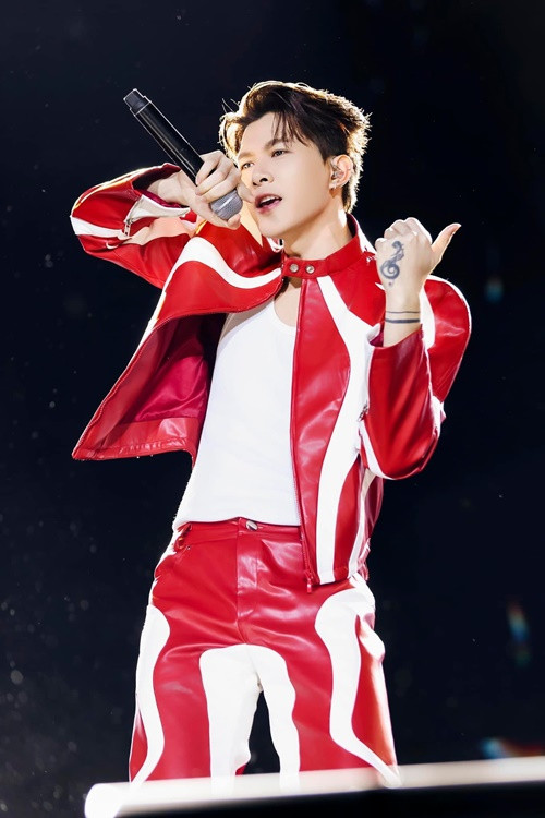 Trên sân khấu, chồng Diệu Nhi vô cùng nổi bật nhờ ngoại hình. Ảnh: FB Anh Tú.