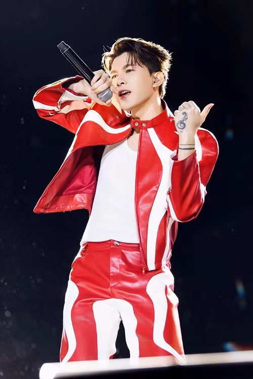 Trên sân khấu, chồng Diệu Nhi vô cùng nổi bật nhờ ngoại hình. Ảnh: FB Anh Tú.