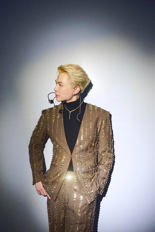 Anh Tú khoe góc nghiêng "thần thánh" của mình. Ảnh: FB Anh Tú.