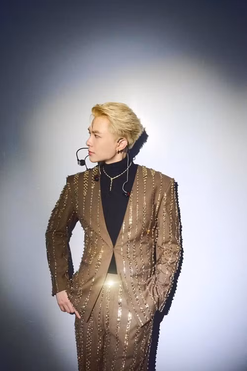 Anh Tú khoe góc nghiêng "thần thánh" của mình. Ảnh: FB Anh Tú.