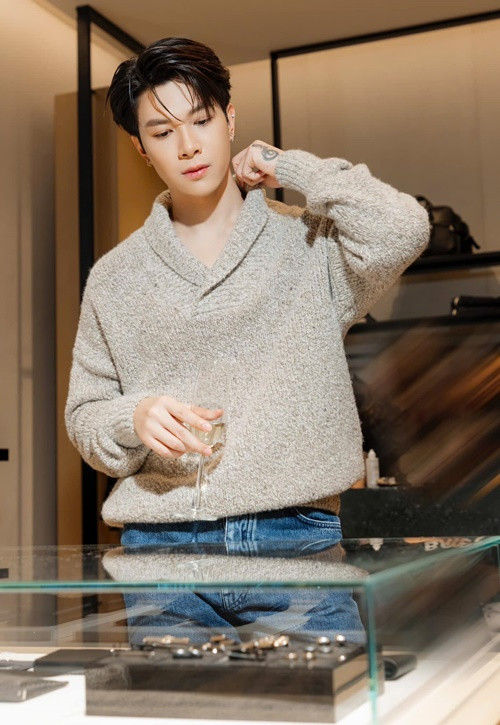 Nhờ thần thái cùng vẻ ngoài bảnh bao, Anh Tú đắt show làm người mẫu thời trang. Ảnh: FB Anh Tú.