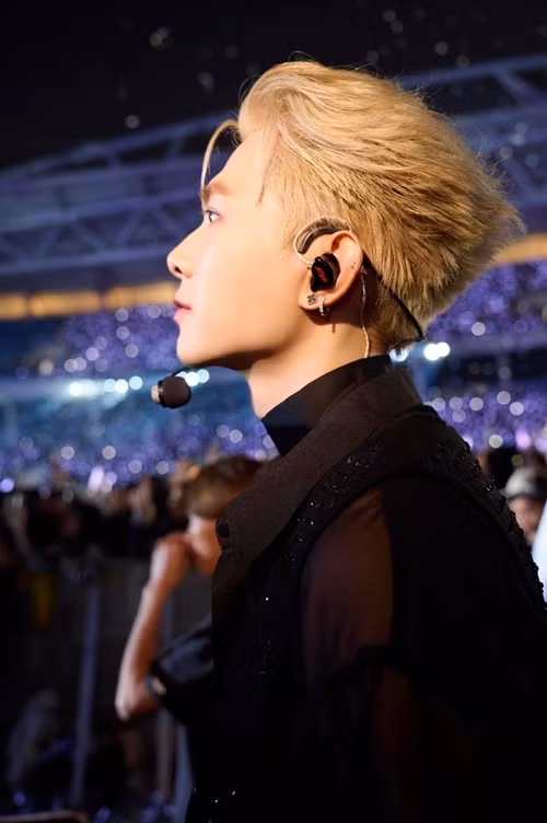 "Tôi nhớ có một lần đi phim, được một bạn makeup che hình xăm ở tay cho nhưng bạn cứ nhìn mặt tôi. Nên, bạn che hình xăm bị lệch. Cuối cùng mất thêm thời gian để che lại hình xăm. Đó là một trong vài kỷ niệm cũng rất là dễ thương", chồng Diệu Nhi chia sẻ trên Người Đưa Tin. Ảnh: FB Anh Tú.