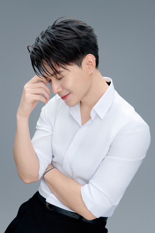 Ở Anh Tú toát ra thần thái của một tổng tài. Ảnh: FB Anh Tú.