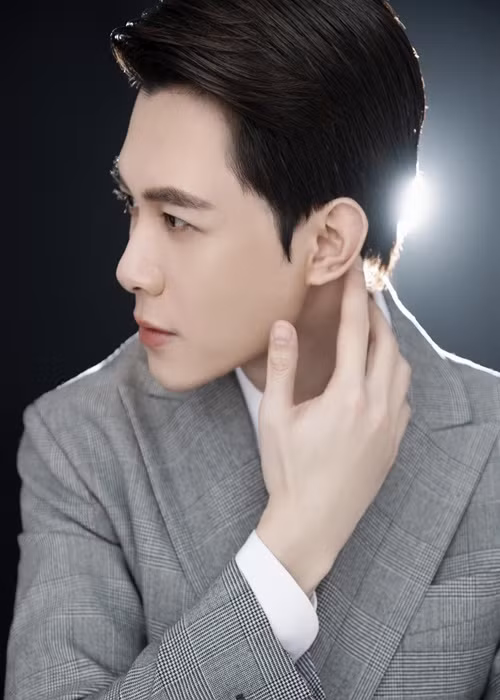 Sau khi kết hôn, Anh Tú ngày càng điển trai, thần thái chuẩn thần tượng Hàn Quốc. Ảnh: FB Anh Tú.