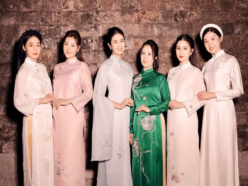 Nữ diễn viên Hoa sữa về trong gió tươi rói ở hậu trường sau khi trình diễn áo dài.