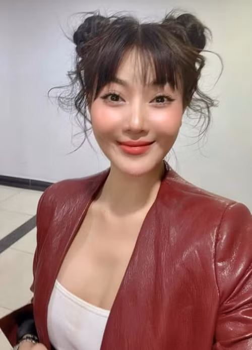 Nữ diễn viên thi thoảng "cưa sừng làm nghé" khiến người hâm mộ thích thú.