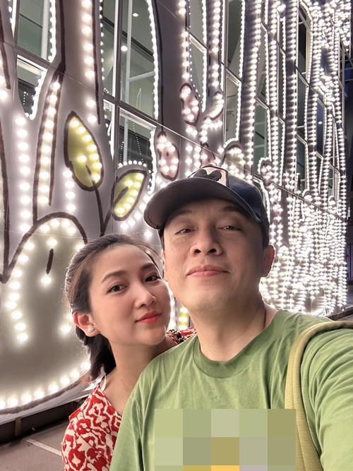 Yến Phương bán hàng online, được chồng hết mực ủng hộ. "Chúng tôi không áp lực vấn đề tài chính nhưng sẽ rất vô lý nếu bắt cô ấy không làm gì. Phương có kế hoạch lớn cho sự nghiệp, những gì cô ấy đang làm phục vụ cho dự định sau này và tôi rất tôn trọng điều đó", Lam Trường chia sẻ trong cuộc phỏng vấn với Vietnamnet. Ảnh: FB Yến Phương.