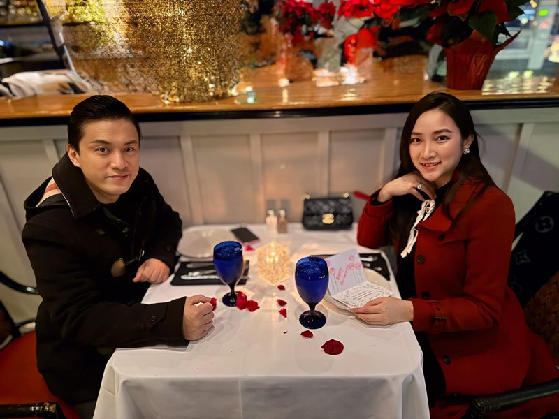 Vợ chồng Lam Trường thường "trốn con" đi hẹn hò lãng mạn. "Năm nay ngắn gọn và súc tích… thêm một năm cùng nhau và sẽ đón nhận thêm nhiều niềm vui mới cho những năm về sau", Yến Phương chia sẻ khi đăng ảnh ăn tối kỷ niệm 11 năm bên Lam Trường. Ảnh: FB Yến Phương.