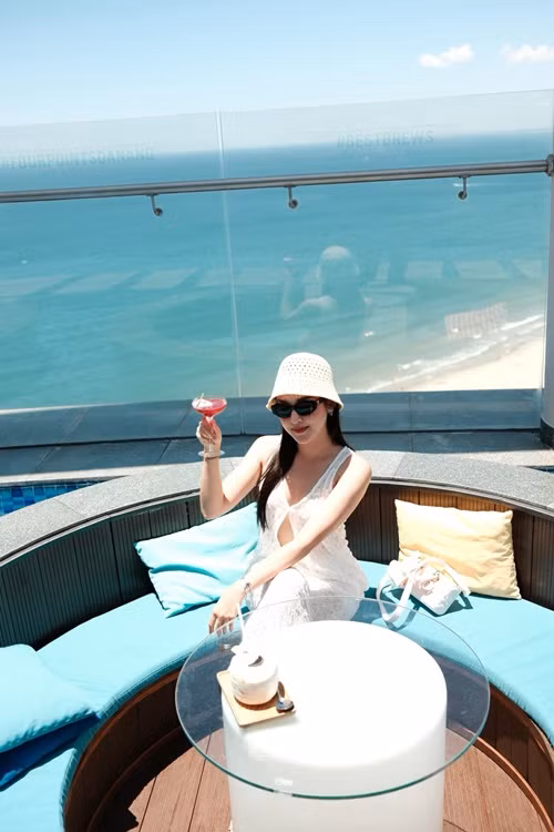 Nàng hậu tận hưởng kỳ nghỉ xa xỉ để giải tỏa căng thẳng.