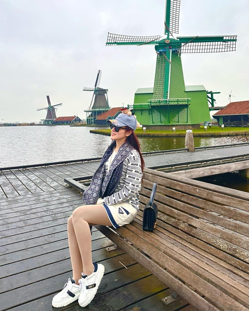 Đi du lịch, Huyền My ăn mặc trẻ trung, năng động, sành điệu.