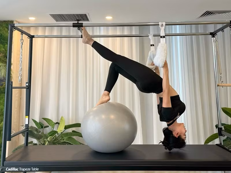 Để giữ dáng, Huyền My tập yoga, pilates.