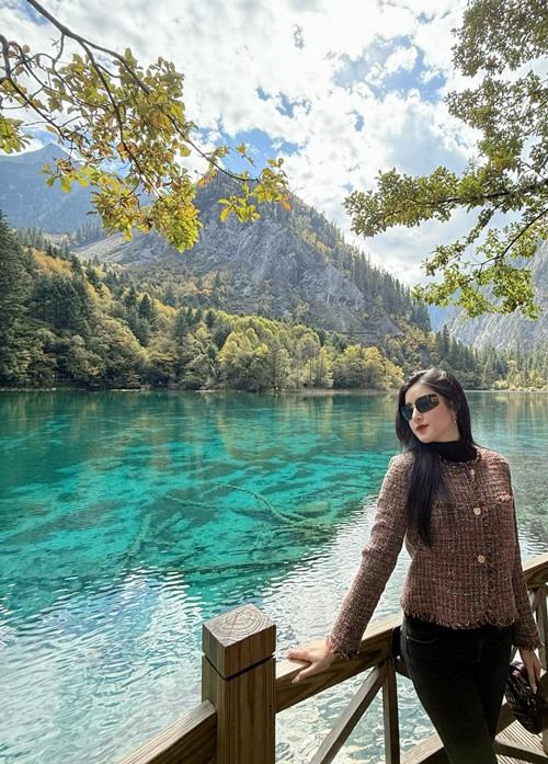 Á hậu sinh năm 1995 khám phá các địa điểm du lịch nổi tiếng ở Trung Quốc, Dubai, Anh...