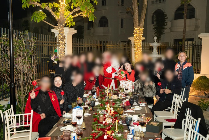 Biệt thự của nàng hậu có khoảng sân rộng rãi để tổ chức tiệc có nhiều người tham dự.