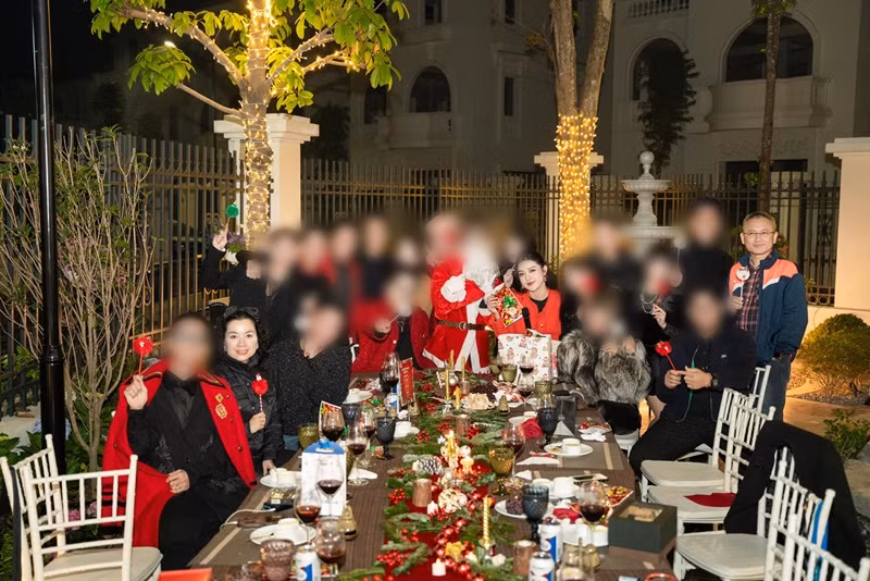 Biệt thự của nàng hậu có khoảng sân rộng rãi để tổ chức tiệc có nhiều người tham dự.