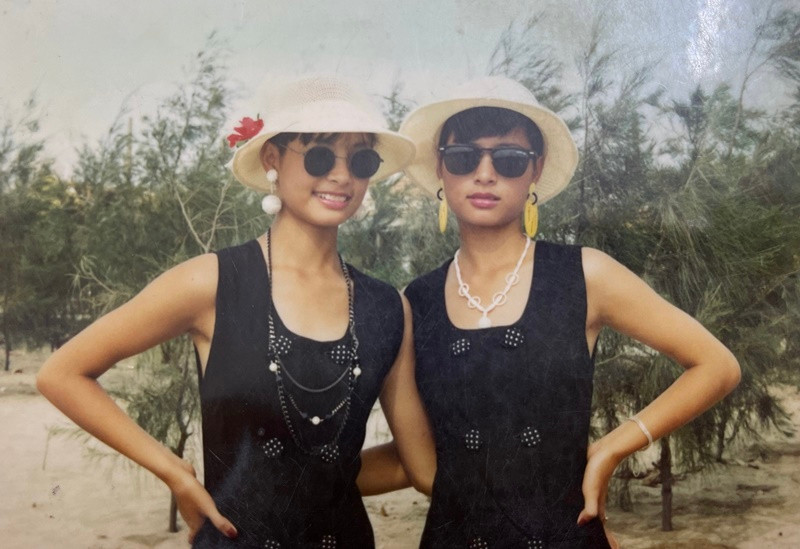 Cặp song sinh Thúy Hằng - Thúy Hạnh sinh năm 1978, có gương mặt, vóc dáng khá giống nhau. Cả hai bắt đầu làm người mẫu vào năm 15 tuổi. Vào năm 17 tuổi, Thúy Hằng và Thúy Hạnh giành giải Người mẫu ấn tượng trong cuộc thi Tìm kiếm người mẫu. Ảnh: Dân Việt.
