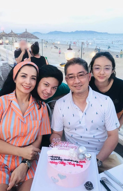 Năm 2014, Thúy Hằng cho biết, cô chưa một lần có cảm giác tiếc nuối khi rời showbiz. “Bản tính mình thích an phận và suy nghĩ ấy bị ảnh hưởng bởi mình sinh ra trong một gia đình truyền thống, rằng gái lớn thì phải lấy chồng, sinh con”, Thúy Hằng nói. Ảnh: Gia Đình Xã Hội.