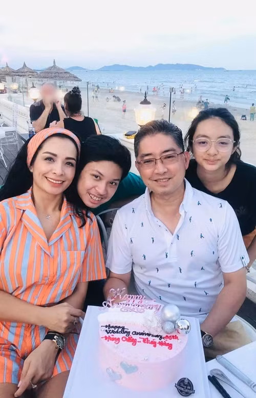 Năm 2014, Thúy Hằng cho biết, cô chưa một lần có cảm giác tiếc nuối khi rời showbiz. “Bản tính mình thích an phận và suy nghĩ ấy bị ảnh hưởng bởi mình sinh ra trong một gia đình truyền thống, rằng gái lớn thì phải lấy chồng, sinh con”, Thúy Hằng nói. Ảnh: Gia Đình Xã Hội.