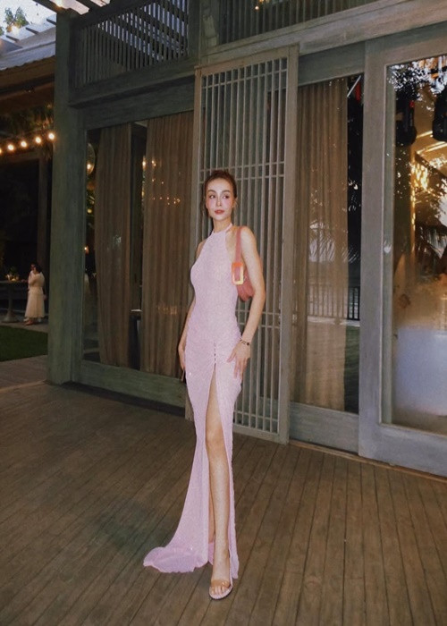 Nữ ca sĩ Mlee diện váy xẻ tà cao, cổ yếm trong đêm giao thừa Tết dương lịch. Ảnh: Instagram Mlee.