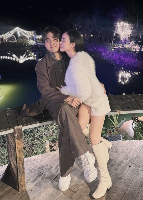 Đón năm mới, Bảo Ngọc - vợ cũ Hoài Lâm diện trang phục ngắn khoe dáng gợi cảm bên Đạt G. Ảnh: FB Bảo Ngọc.