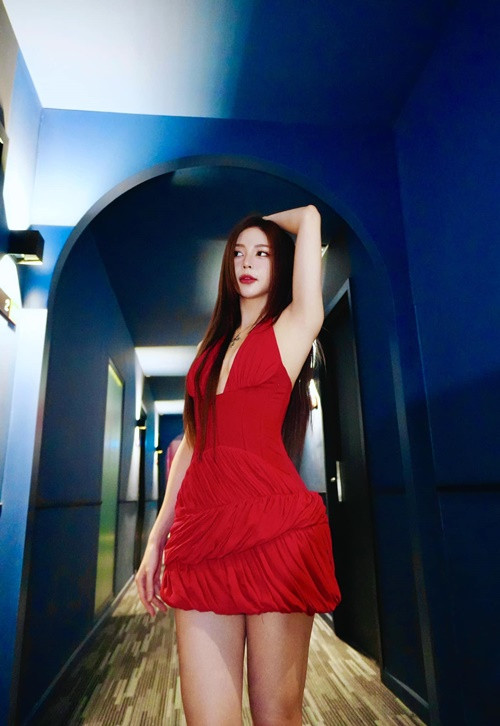 Nữ ca sĩ Liz Kim Cương diện trang phục tôn hình thể gợi cảm khi đi diễn vào ngày 31/12/2024. Ảnh: FB Liz Kim Cương.