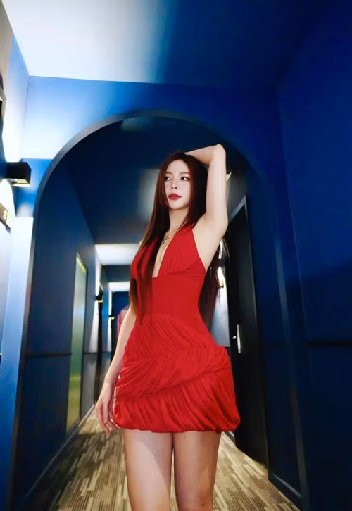 Nữ ca sĩ Liz Kim Cương diện trang phục tôn hình thể gợi cảm khi đi diễn vào ngày 31/12/2024. Ảnh: FB Liz Kim Cương.